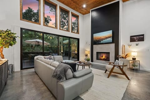 HGTV Cabin- 2 Private Acres -Patio Oasis Dogs OK Cabin in Oklahoma