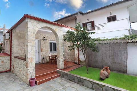 Property building, Patio, Garden, Garden, Balcony/Terrace