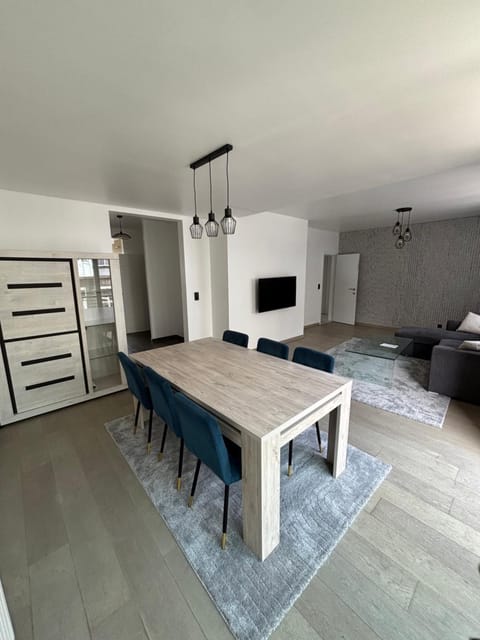 Communal lounge/ TV room, Living room, Seating area, Dining area, Evening entertainment