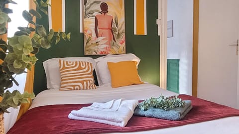 Bed, Photo of the whole room, Decorative detail, Bedroom, towels