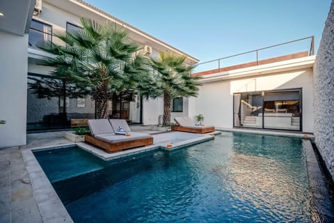 Property building, Day, Pool view, Swimming pool, sunbed