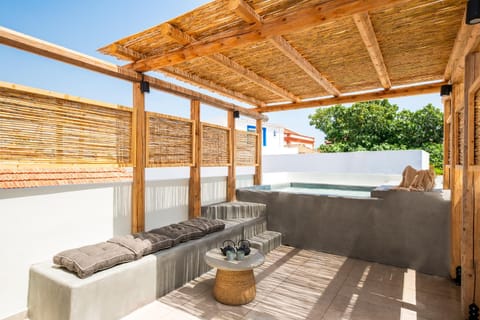 Balcony/Terrace, Seating area, Swimming pool, sunbed