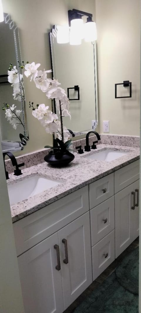 New 2 Bedroom-2 Bath Condo Central Grand Strand Apartment in Surfside Beach