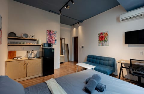Communal lounge/ TV room, Bed, TV and multimedia, Kitchen or kitchenette, Photo of the whole room, Seating area, Bedroom, air conditioner