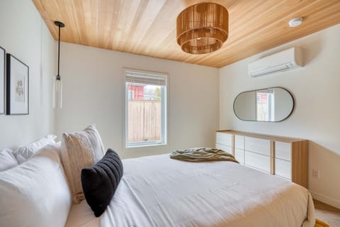 Stay Portland - Alberta Arts District Hideaway - Stylish Townhome House in Portland