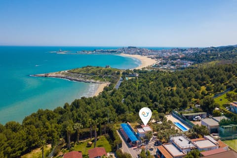 Bird's eye view, Location