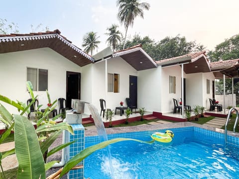 Property building, Patio, Day, Garden view, Pool view, Swimming pool, sunbed