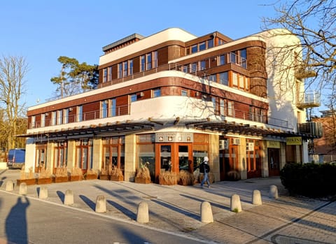 Property building, Restaurant/places to eat, Location