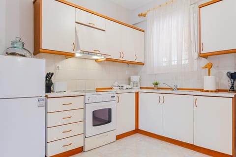 Kitchen or kitchenette, oven