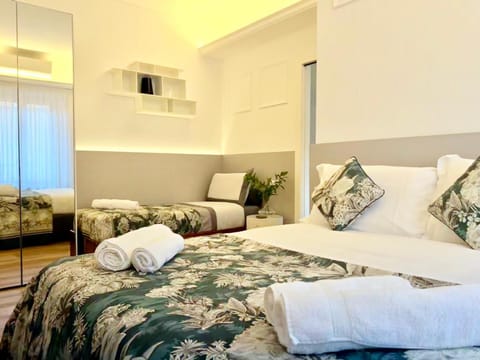 Photo of the whole room, Bedroom, wardrobe