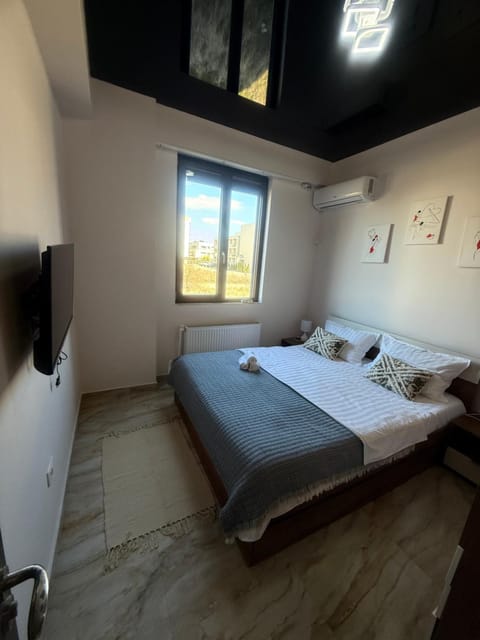 Bed, TV and multimedia, Photo of the whole room, Bedroom, towels