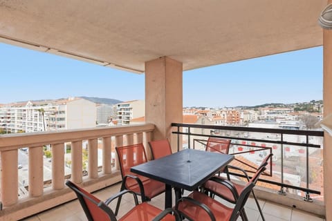 Cannes Beach - Vue Mer-Plage-Piscine-Clim-Wifi Apartment in Cannes