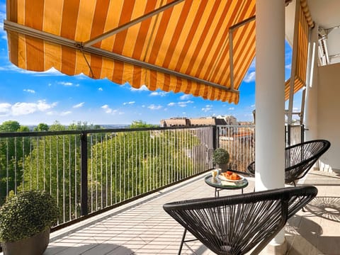 Patio, Day, View (from property/room), View (from property/room), Balcony/Terrace, Living room, Seating area, Dining area, City view, City view, Garden view, Garden view, Landmark view, Landmark view, Mountain view, Mountain view, Street view, Street view, Quiet street view, sunbed