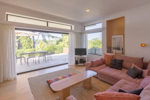 Communal lounge/ TV room, TV and multimedia, Living room, Seating area, Evening entertainment