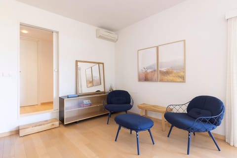 Living room, Seating area, air conditioner