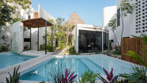 Property building, Day, Garden, Pool view, Swimming pool