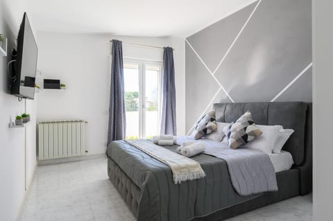 Bed, TV and multimedia, Photo of the whole room, Bedroom, internet, towels