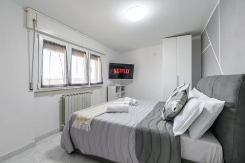 Bed, TV and multimedia, Photo of the whole room, Bedroom, internet, towels