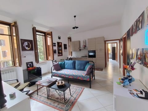 Communal lounge/ TV room, TV and multimedia, Kitchen or kitchenette, Living room, Seating area, Dining area, Evening entertainment