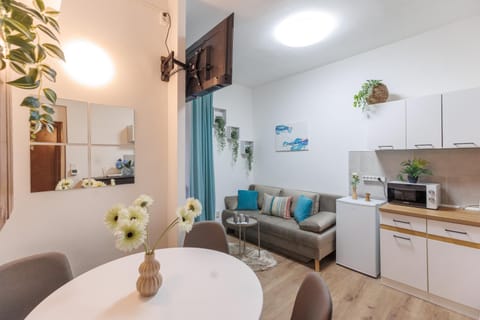 TV and multimedia, Kitchen or kitchenette, Living room, Seating area, Dining area