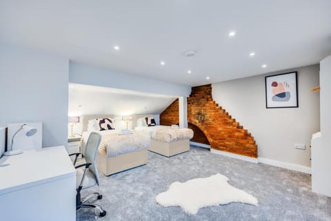 4 Bedroom 4 Bathroom House - Sleeps 7 - Prime Location, Free Parking, Self-Check-In, Workspace, Fast Wifi and Smart TV with Virgin TV and Netflix by Yoko Property House in Northampton