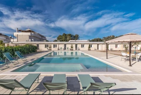Property building, Patio, Day, Pool view, Swimming pool, sunbed
