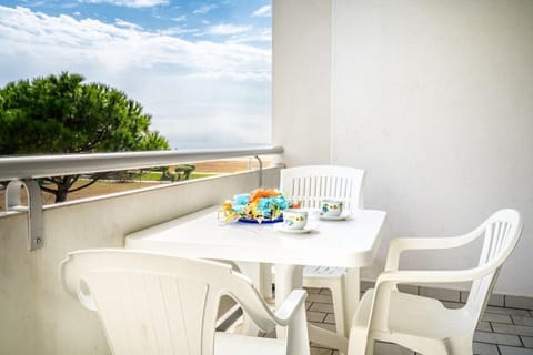 View (from property/room), Balcony/Terrace, Seating area, furniture