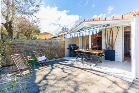 Property building, Balcony/Terrace, Dining area