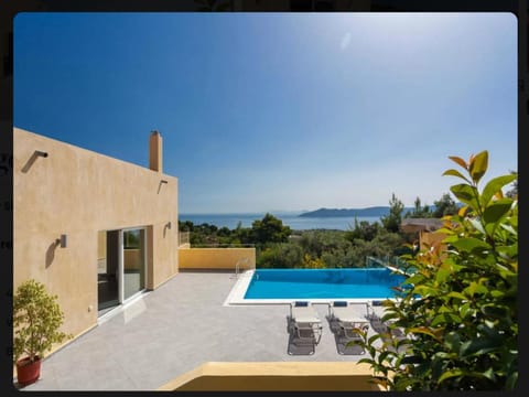 Property building, View (from property/room), Sea view, Swimming pool, sunbed