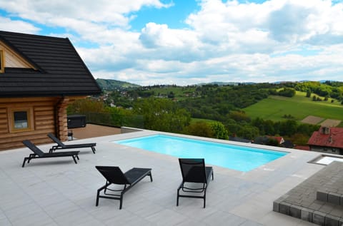 Property building, Day, Hot Tub, Mountain view, Pool view, Swimming pool, sunbed