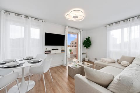 Communal lounge/ TV room, TV and multimedia, Living room, Seating area, Dining area