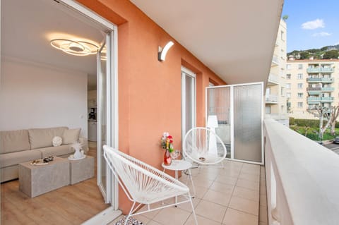 Patio, Day, Balcony/Terrace, Living room, Seating area