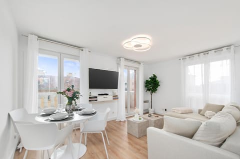 Communal lounge/ TV room, TV and multimedia, Living room, Seating area, Dining area