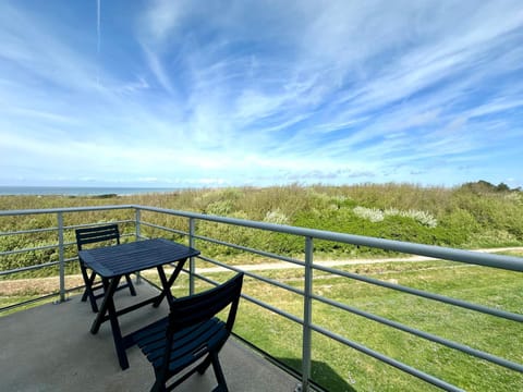 Natural landscape, View (from property/room), Balcony/Terrace, Dining area, Sea view