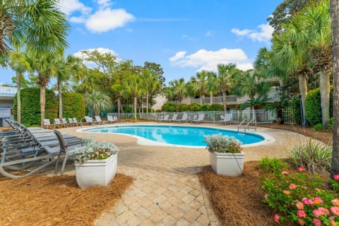 Day, Natural landscape, Balcony/Terrace, Garden view, Pool view, Swimming pool, Swimming pool, sunbed