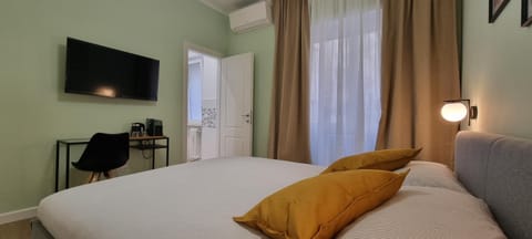 Bed, TV and multimedia, Photo of the whole room, Bedroom, air conditioner