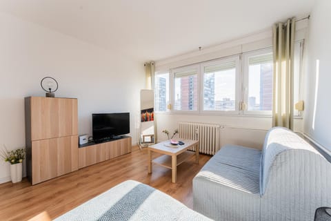 Bed, TV and multimedia, Living room, Photo of the whole room, Seating area, Bedroom