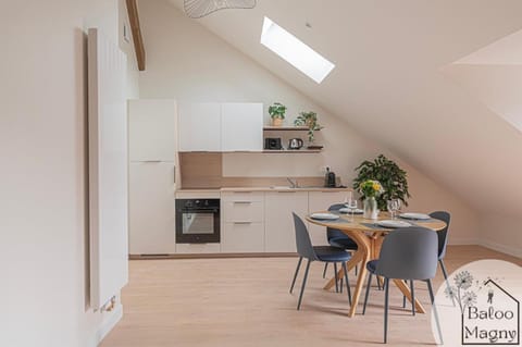 Kitchen or kitchenette, Dining area, oven, stove