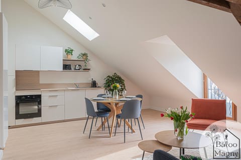 Kitchen or kitchenette, Living room, Seating area, Dining area, oven, stove