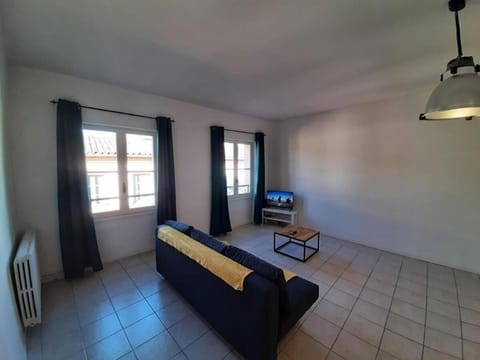 Bed, TV and multimedia, Living room, Photo of the whole room, Seating area, Bedroom