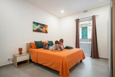 Bed, People, Living room, Seating area, Bedroom, children, group of guests, internet