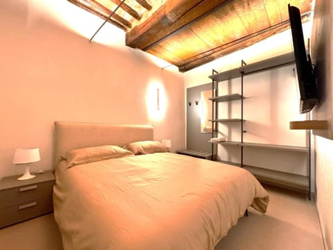 Bed, TV and multimedia, Photo of the whole room, Evening entertainment, Bedroom