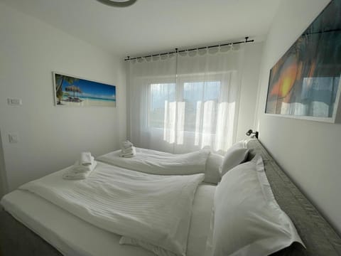 View (from property/room), Bedroom, Lake view, Mountain view