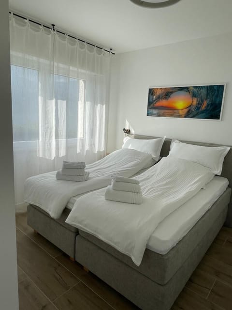 View (from property/room), Bedroom, Lake view, Landmark view, Mountain view