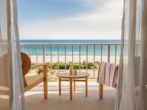 Natural landscape, View (from property/room), Balcony/Terrace, Seating area, Beach, Sea view