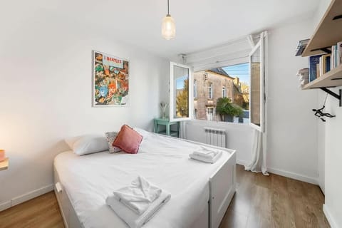 Bed, Photo of the whole room, Bedroom, towels