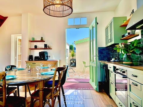 Kitchen or kitchenette, Dining area, oven, stove