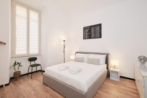 Bed, TV and multimedia, Photo of the whole room, Bedroom, towels