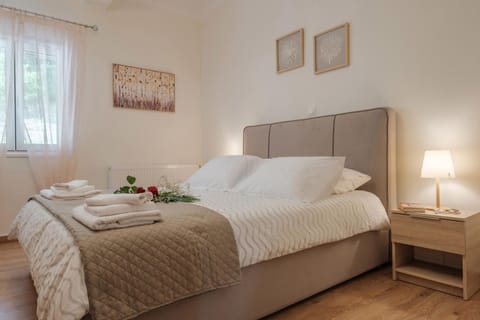 Bed, Bedroom, towels