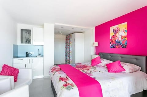 Bed, Kitchen or kitchenette, Photo of the whole room, Decorative detail, wardrobe